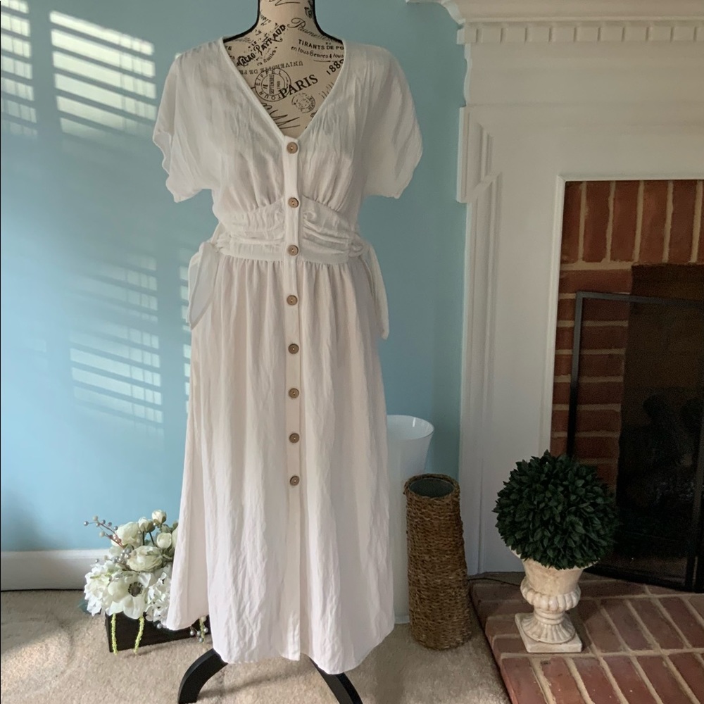 Cute 💓 White, Short Sleeve MIDI Dress. Button up!